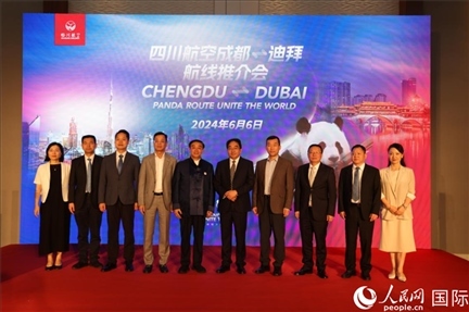 與會(huì)嘉賓合影留念。人民網(wǎng)記者張志文攝