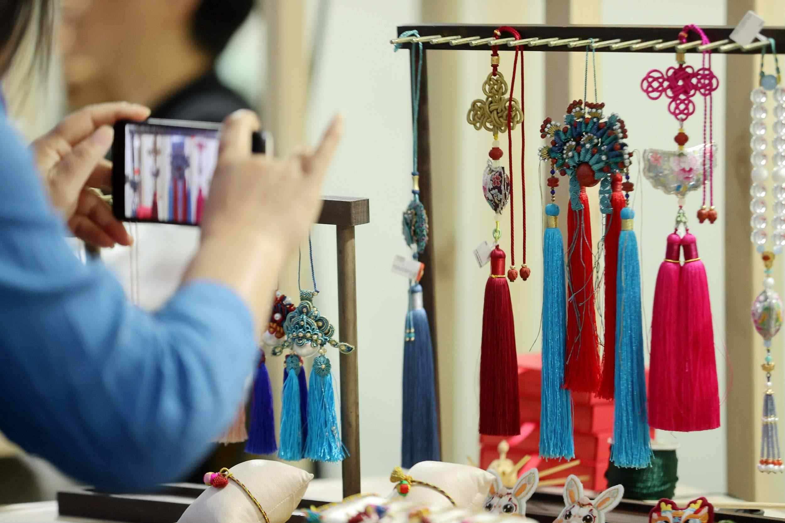 浙江湖州:多彩非遺文化展迎接文化和自然遺產(chǎn)日(圖片來源:視覺中國(guó))