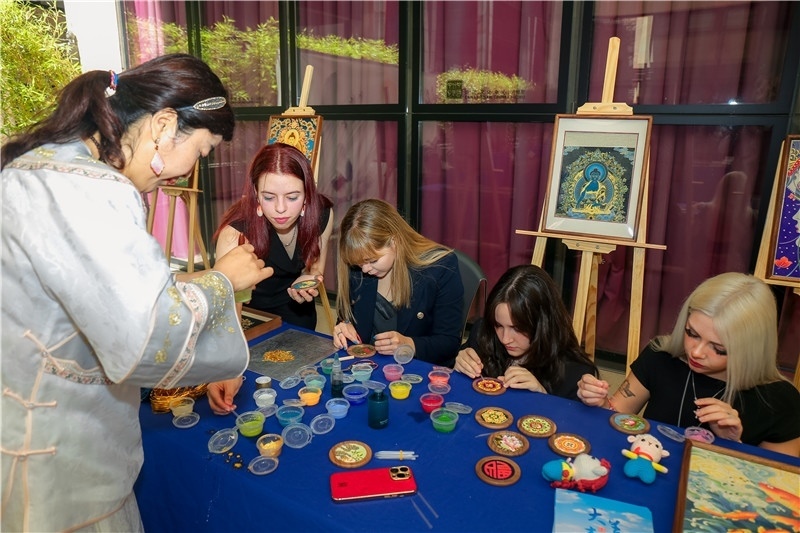 西班牙嘉賓參觀青海傳統(tǒng)手工技藝展示。主辦方供圖