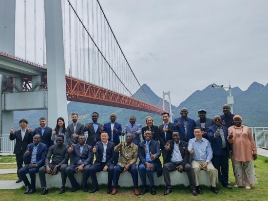 使節(jié)團(tuán)與壩陵河大橋合影。新華社記者 吳思 攝