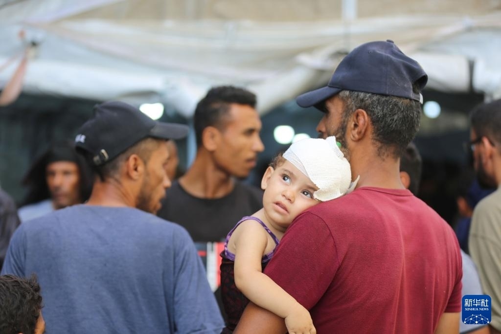 這是6月8日在加沙地帶中部努賽賴特難民營拍攝的傷員。新華社發(fā)（馬爾萬·達(dá)烏德攝）