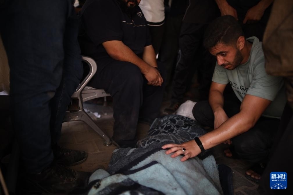 這是6月8日在加沙地帶中部努賽賴特難民營拍攝的以軍襲擊受害者。新華社發(fā)（馬爾萬·達(dá)烏德攝）
