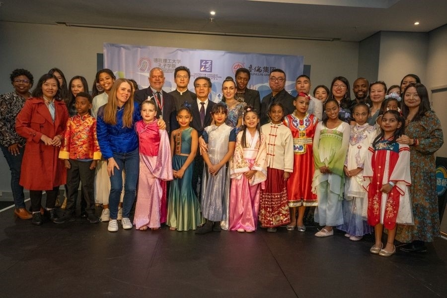 中南嘉賓與選手們合影。