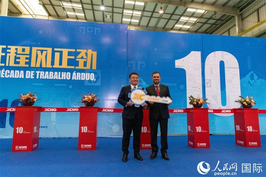儀式上，徐工巴西制造總經(jīng)理李寒光將第23456臺(tái)產(chǎn)品鑰匙交付給客戶巴西Simak公司首席執(zhí)行官安德森·阿布魯手中。 人民日報(bào)社拉美中心分社 威廉·科埃略·維亞納攝