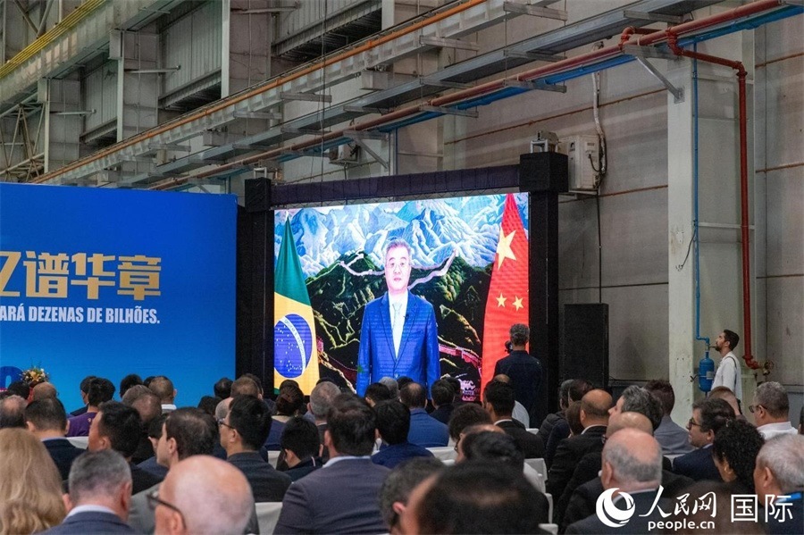 中國駐巴西大使祝青橋在視頻致辭中表示，徐工在巴西的發(fā)展，是眾多中國企業(yè)在習(xí)近平主席提出的共建“一帶一路”倡議推動(dòng)下，將中國的技術(shù)和產(chǎn)業(yè)發(fā)展成果帶往世界，促進(jìn)各國發(fā)展的縮影。 人民日報(bào)社拉美中心分社 威廉·科埃略·維亞納攝