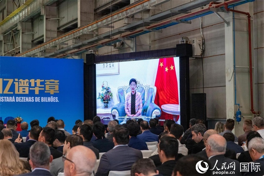 中國駐里約熱內(nèi)盧總領(lǐng)事田敏在視頻致辭中表示，中國是米納斯吉拉斯州第一大貿(mào)易伙伴和重要投資來源國。近年來，雙方在貿(mào)易投資、科技創(chuàng)新、裝備制造、人文交流等領(lǐng)域開展了富有成果的合作。 人民日報(bào)社拉美中心分社 威廉·科埃略·維亞納攝