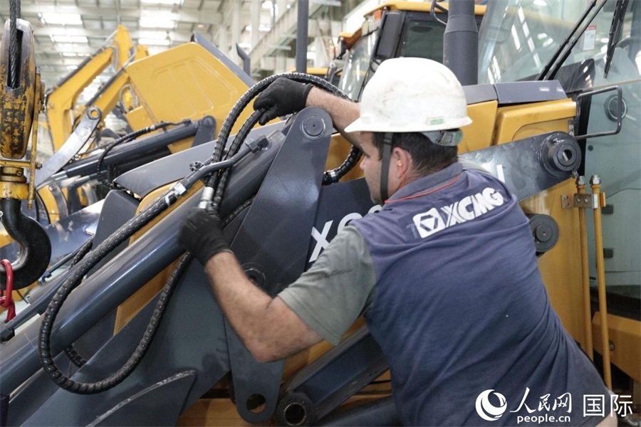 一名徐工巴西制造基地的當(dāng)?shù)貑T工正在進(jìn)行設(shè)備安裝和調(diào)試。 人民日報(bào)社拉美中心分社 威廉·科埃略·維亞納攝