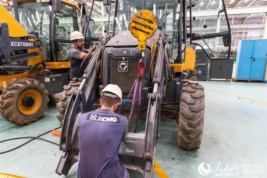 兩名徐工巴西制造基地的當(dāng)?shù)貑T工正在進(jìn)行設(shè)備安裝和調(diào)試。 人民日報(bào)社拉美中心分社 威廉·科埃略·維亞納攝