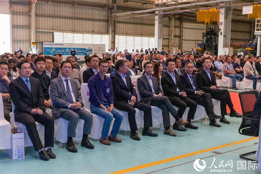 巴西米納斯吉拉斯州、波蘇阿雷格里市政府官員，徐工巴西制造的供應(yīng)商、經(jīng)銷商、客戶伙伴和員工代表，以及在巴中資機(jī)構(gòu)代表等200多人，出席了徐工巴西制造投產(chǎn)運(yùn)營10周年暨第23456臺(tái)產(chǎn)品下線儀式。 人民網(wǎng) 威廉·科埃略·維亞納攝