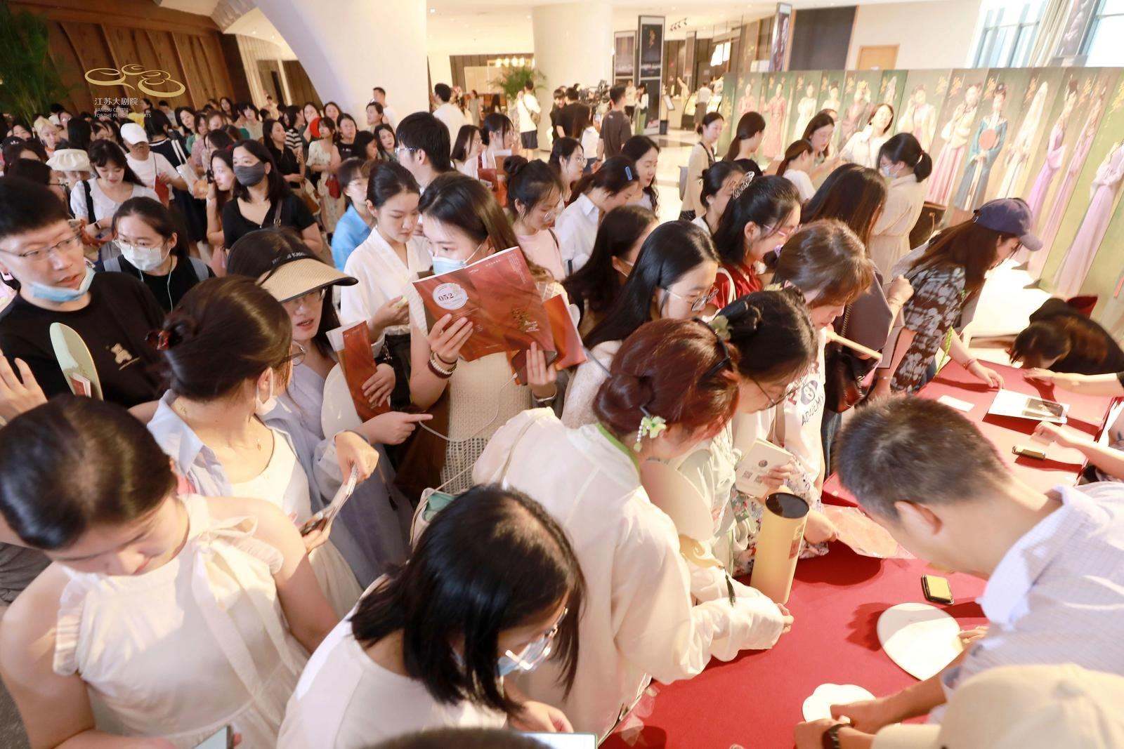 《紅樓夢》粉絲熱情等待蓋章中 劇院供圖