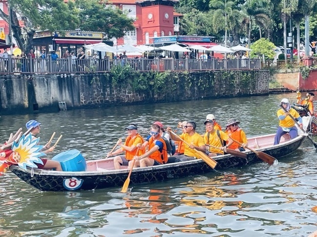 多元種族共同奮輯前進，體驗在馬六甲河劃龍舟，引來大批游客駐足圍觀。組委會供圖