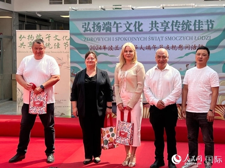 向波蘭友人發(fā)放端午節(jié)慰問品。人民網(wǎng)記者 李增偉攝