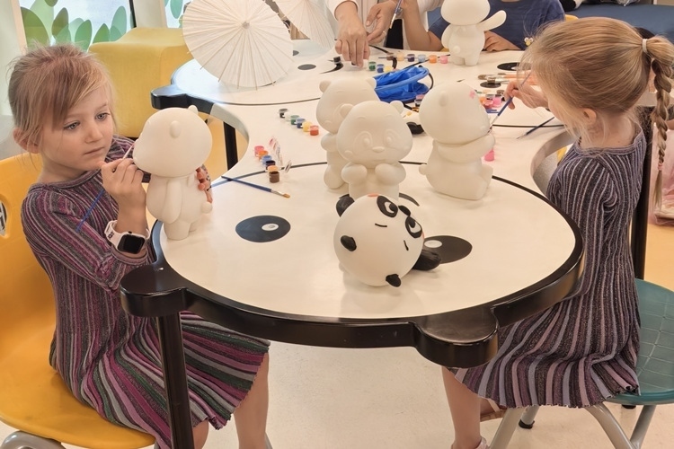 卡塔爾當(dāng)?shù)貎和瘏⑴c彩繪熊貓活動(dòng)。四川省文旅廳供圖