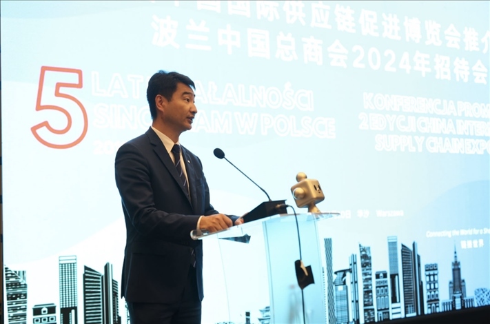 波蘭中國總商會會長胡新元致辭。