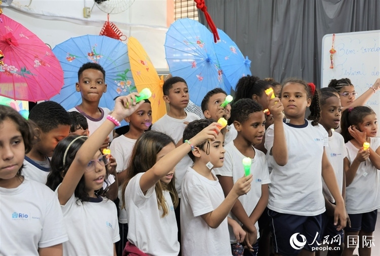 端午節(jié)活動(dòng)在里約薩繆爾·韋納公立學(xué)校舉辦，該校師生合唱中文歌曲。 人民網(wǎng)記者 時(shí)元皓攝