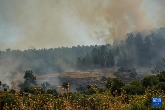 6月12日，以色列北部加利利地區(qū)遭受火箭彈襲擊后冒出滾滾濃煙。新華社發(fā)（阿亞爾·馬戈林攝/基尼圖片社）