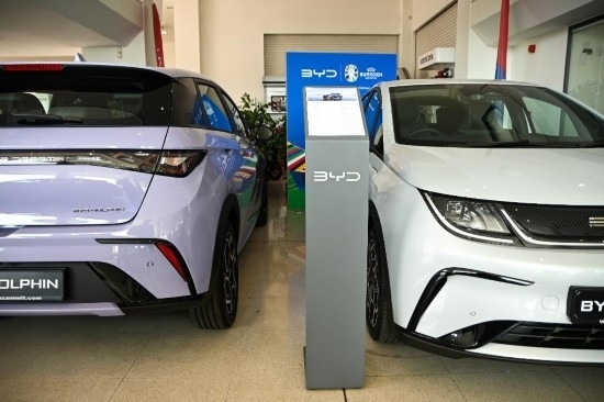 這是5月29日在馬耳他比爾基卡拉拍攝的展示廳里的比亞迪純電動(dòng)汽車(chē)。新華社發(fā)（喬納森·博格 攝）