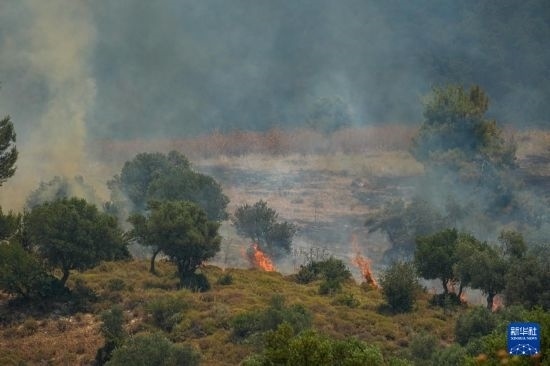 6月12日，以色列北部加利利地區(qū)遭受火箭彈襲擊后冒出滾滾濃煙。新華社發(fā)（阿亞爾·馬戈林攝/基尼圖片社）