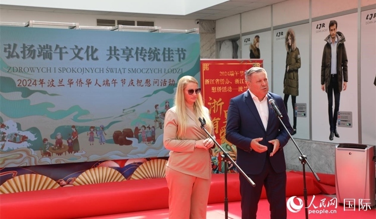 皮耶霍欽斯基（右）在活動(dòng)上致辭。人民網(wǎng)記者 李增偉攝