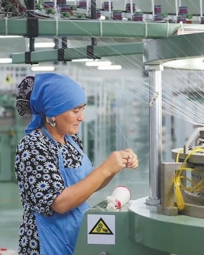 在針織毛坯車間，當(dāng)?shù)毓と苏诮泳€。胡澤曦?cái)z