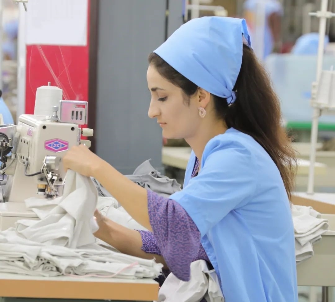 當(dāng)?shù)毓と苏谶M(jìn)行成衣縫紉。胡澤曦?cái)z