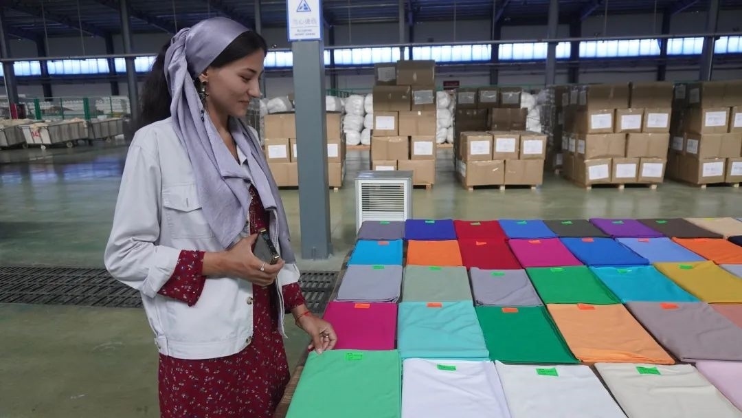 當(dāng)?shù)毓と苏跈z驗(yàn)成品。曲頌攝