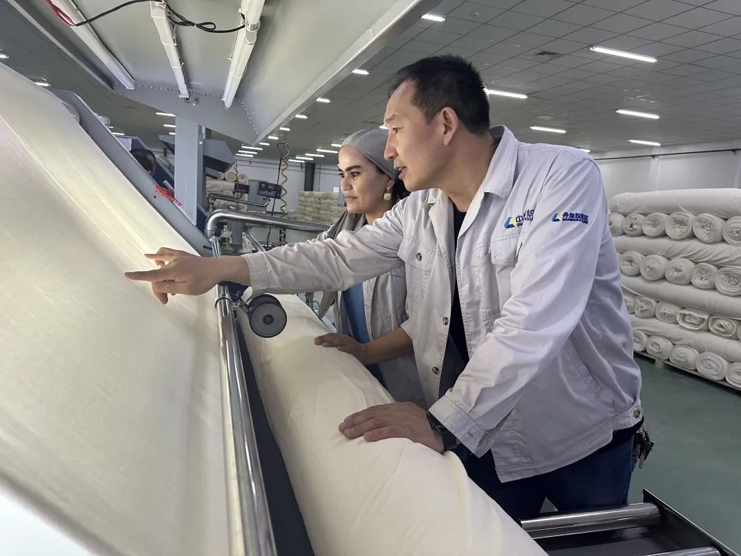 中方技術(shù)人員正在指導(dǎo)當(dāng)?shù)毓と?。屈佩攝