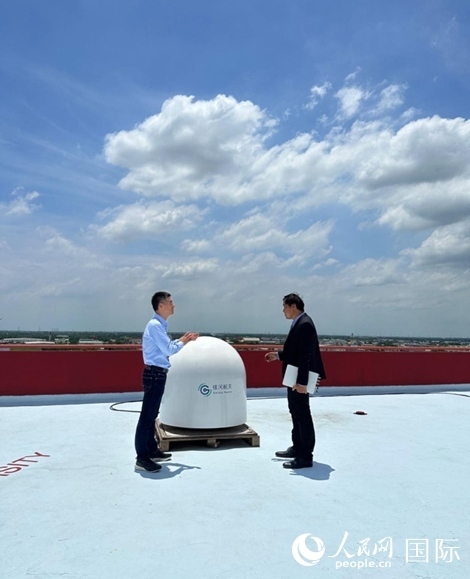 中泰兩國技術人員交流低軌寬帶衛(wèi)星互聯(lián)網(wǎng)運行情況。人民網(wǎng)記者 簡承淵攝