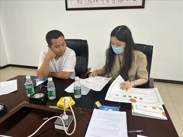 成都市溫江區(qū)市場監(jiān)管局在區(qū)農(nóng)副產(chǎn)品流通交易中心為商戶上門辦理“個轉(zhuǎn)企”登記。成都市市場監(jiān)管局供圖