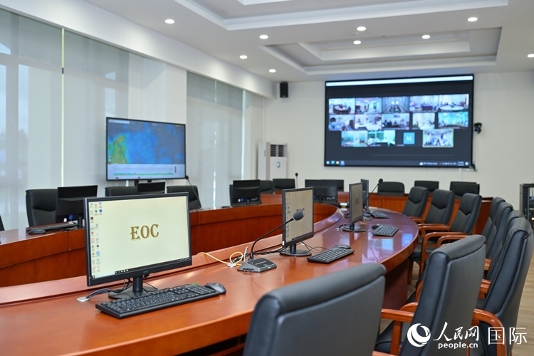 援緬甸國家疾控中心應(yīng)急指揮中心內(nèi)。人民網(wǎng)記者 謝佳君攝