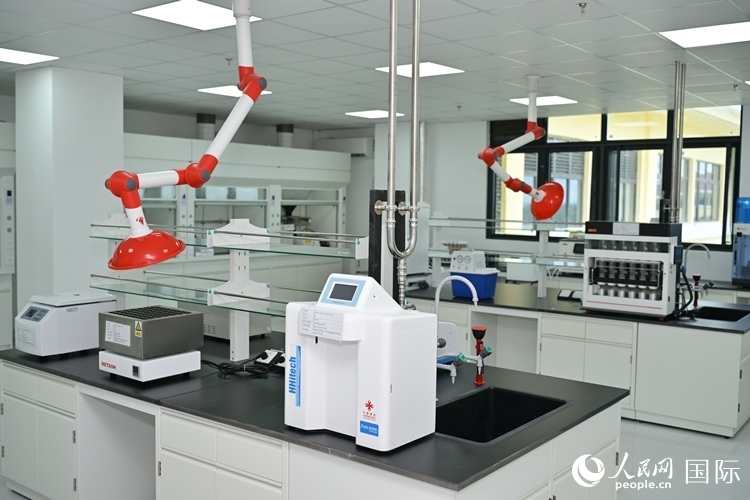 援緬甸國家疾控中心實驗室內(nèi)。人民網(wǎng)記者 謝佳君攝