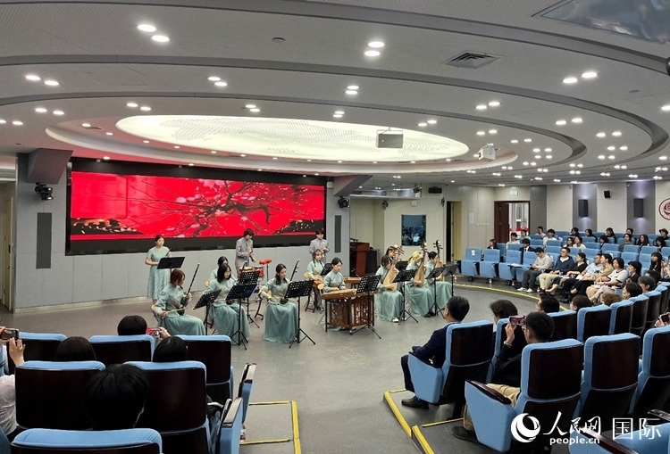 北京第二外國語學(xué)院學(xué)生帶來民樂表演。人民網(wǎng)記者 陳思攝
