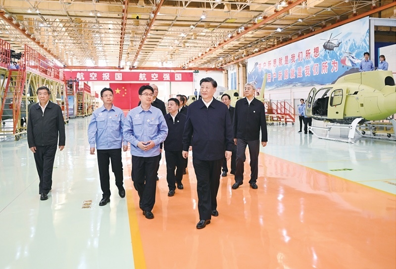 2023年10月10日至13日，中共中央總書記、國家主席、中央軍委主席習(xí)近平在江西考察。這是11日上午，習(xí)近平在景德鎮(zhèn)市昌河飛機(jī)工業(yè)（集團(tuán)）有限公司考察。 新華社記者 燕雁/攝