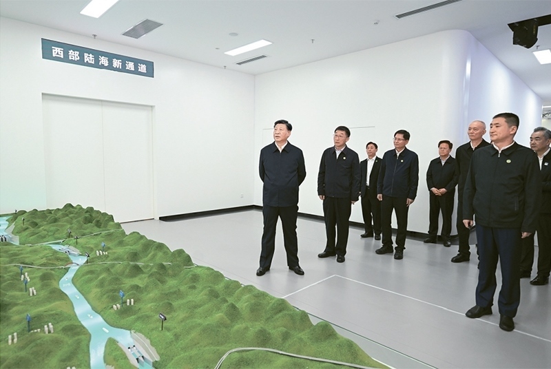 2023年12月14日至15日，中共中央總書記、國家主席、中央軍委主席習(xí)近平在廣西考察。這是14日上午，習(xí)近平在南寧市考察中國—東盟信息港股份有限公司，結(jié)合平陸運(yùn)河沙盤聽取西部陸海新通道骨干工程建設(shè)匯報(bào)。 新華社記者 謝環(huán)馳/攝