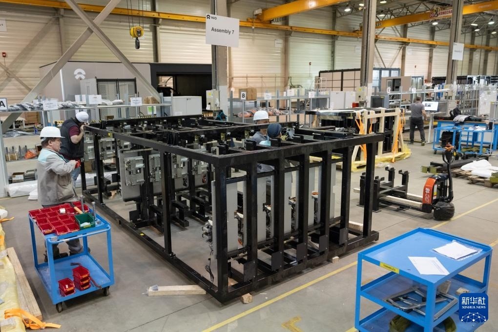 2024年1月26日，在匈牙利比奧托爾巴吉，員工在蔚來能源歐洲工廠工作。新華社發(fā)（弗爾季·奧蒂洛 攝）