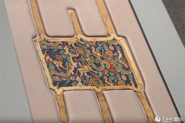 “五星出東方利中國(guó)”織錦護(hù)臂。人民網(wǎng)記者 張麗婭攝