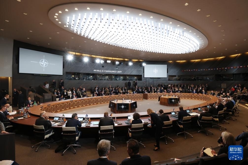 這是6月14日在比利時(shí)布魯塞爾北約總部拍攝的北約防長會(huì)現(xiàn)場(chǎng)。新華社記者 趙丁喆 攝