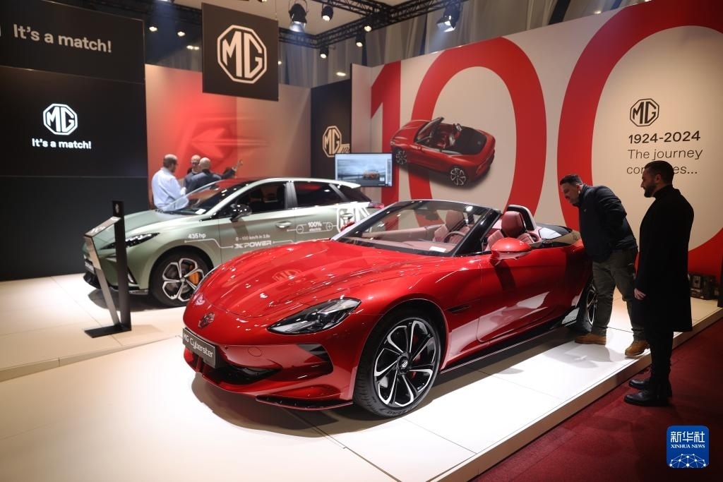 2024年1月17日，人們在比利時布魯塞爾舉辦的2024布魯塞爾汽車展上參觀上汽名爵電動汽車。新華社記者 趙丁喆 攝