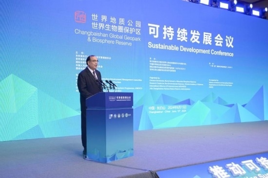  6月15日，聯(lián)合國教科文組織東亞地區(qū)辦事處主任夏澤翰在“長白山·世界地質(zhì)公園、世界生物圈保護(hù)區(qū)可持續(xù)發(fā)展會(huì)議”上做主旨演講。新華社發(fā)