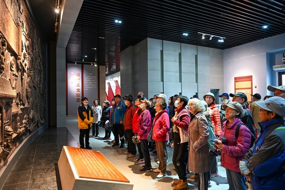 △ 2024年4月10日，北京朝陽區(qū)安慧里社區(qū)黨委組織離退休黨員參觀“明鏡昭廉”明代反貪尚廉歷史文化園。