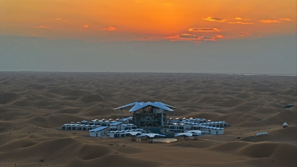 這是位于寧夏中衛(wèi)市沙坡頭景區(qū)的星星酒店（2023年9月6日攝，無人機(jī)照片）。新華社記者 王鵬 攝