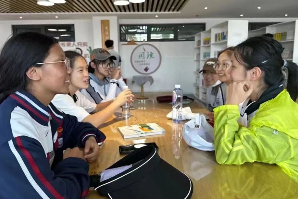 2023年7月10日，在果洛西寧民族中學(xué)，上海市大同中學(xué)學(xué)生（右）與果洛西寧民族中學(xué)學(xué)生交流。新華社發(fā)（果洛州教育局供圖）
