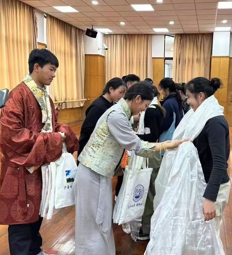 2024年1月18日，在上海市大同中學(xué)，果洛西寧民族中學(xué)學(xué)生給上海大同中學(xué)師生獻(xiàn)哈達(dá)。新華社發(fā)（果洛州教育局供圖）