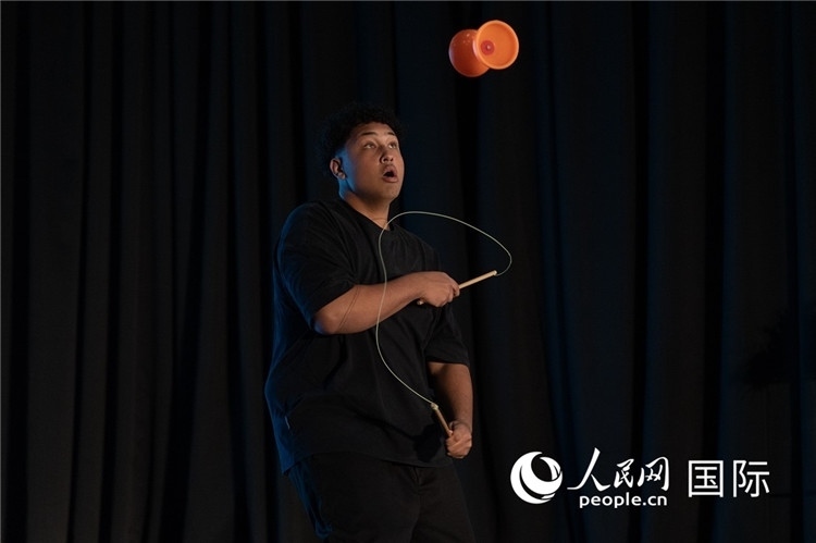 參賽選手表演的抖空竹如行云流水。人民日報非洲中心分社 希拉茲·莫林?jǐn)z