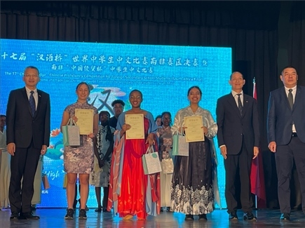 李旭東教育參贊（左一）與赴華參賽選手等合影留念。（圖片來源：孔子課堂）