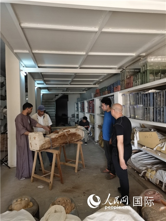 圖為中埃薩卡拉新出土文物數(shù)字化調(diào)查與研究項目團隊在工作現(xiàn)場。