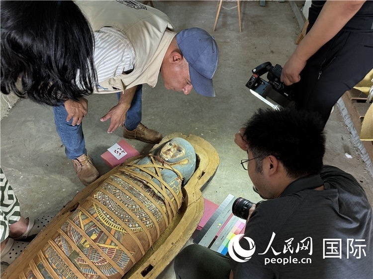 圖為中埃薩卡拉新出土文物數(shù)字化調(diào)查與研究項目團隊在工作現(xiàn)場。薛江攝