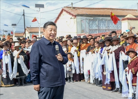 2021年6月7日至9日，習(xí)近平總書記在青?？疾?。這是8日下午，習(xí)近平在海北藏族自治州剛察縣沙柳河鎮(zhèn)果洛藏貢麻村考察時，同村民們親切交流。新華社記者 謝環(huán)馳 攝