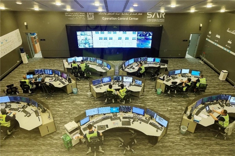 圖為運(yùn)營(yíng)指揮中心一景。中國(guó)鐵建供圖