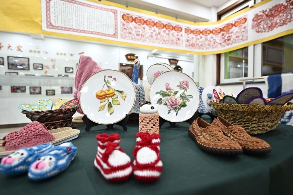 長(zhǎng)城花園社區(qū)居民制作的手工藝品（6月19日攝）。